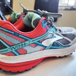 Women's Brooks Ravenna 7 size 10.5  Great condition!